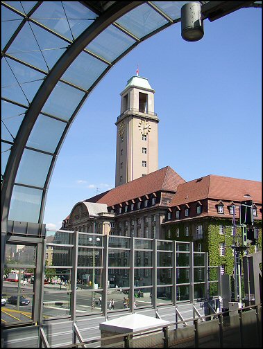 Rathaus Spandau vom Bahnhof aus gesehen
