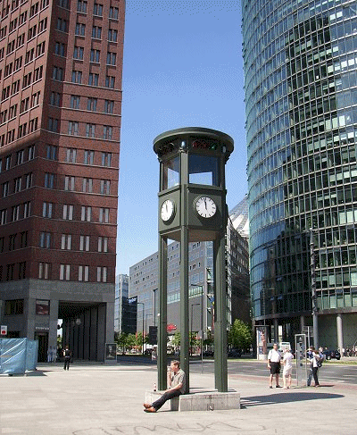 Die berühmte Ampeluhr vom Potsdamer Platz